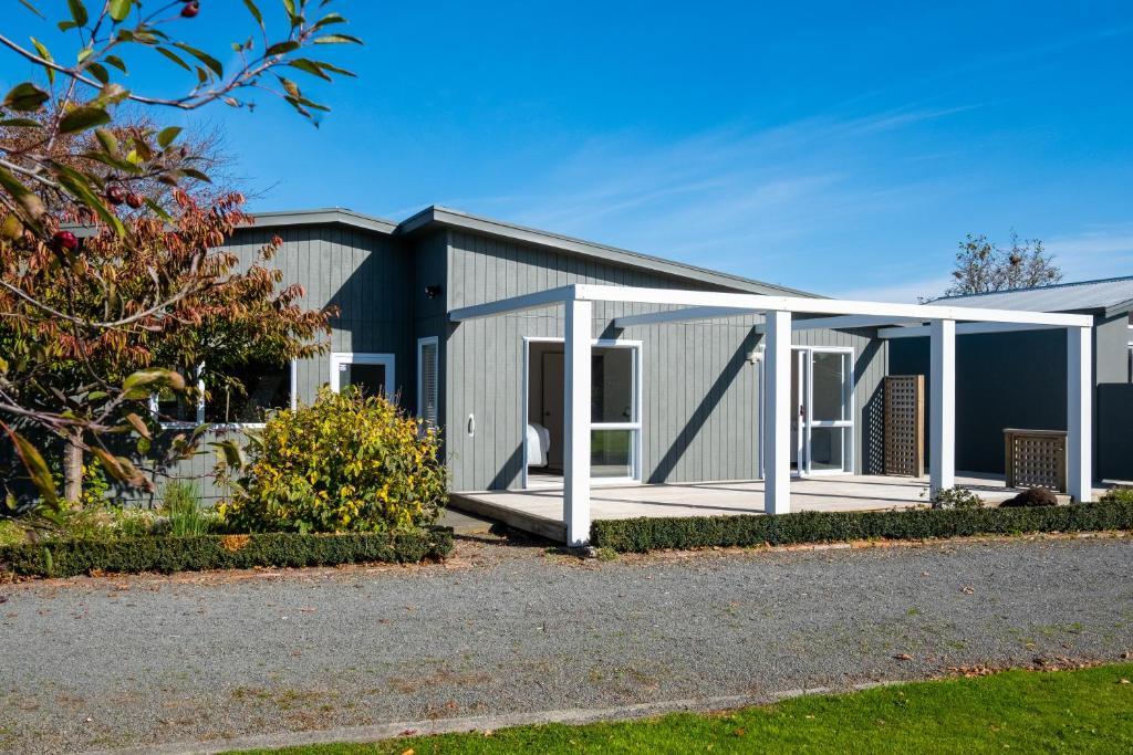 ein Haus mit einer Veranda und einer Garage in der Unterkunft Amuri Villas in Clive