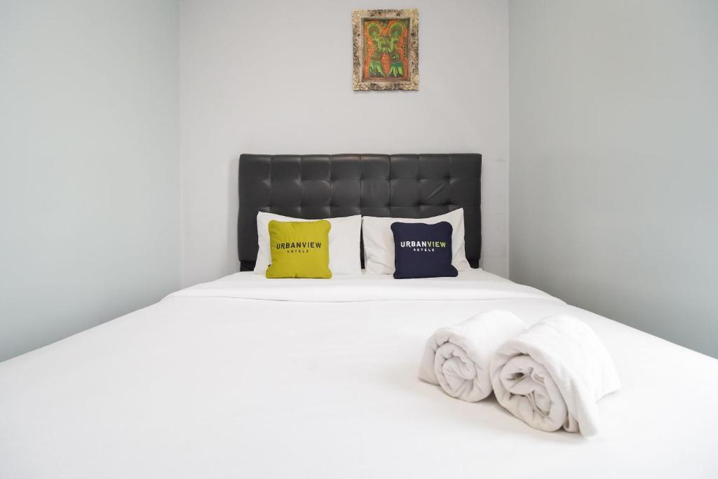 Postel nebo postele na pokoji v ubytování Urbanview Hotel Arafuru Residence Duren Sawit