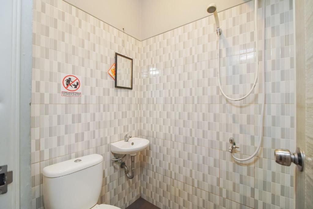 Koupelna v ubytování Urbanview Hotel Arafuru Residence Duren Sawit