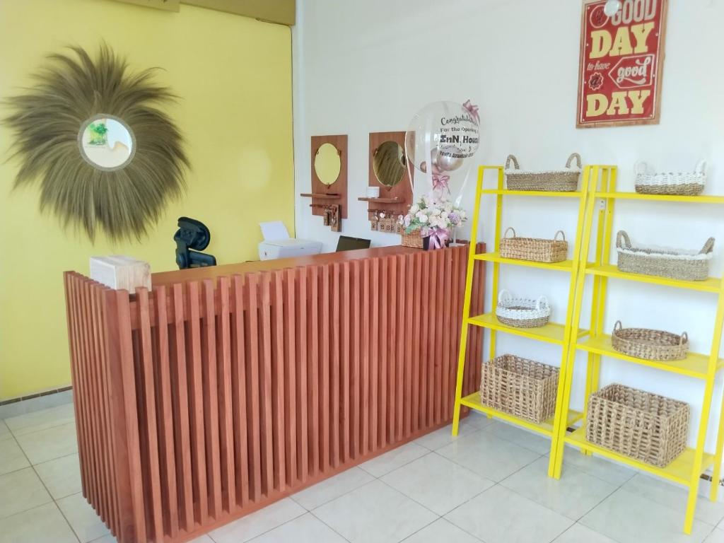 Una tienda con un mostrador de madera con cestas y un estante. en InN House Homestay, en Dadapan