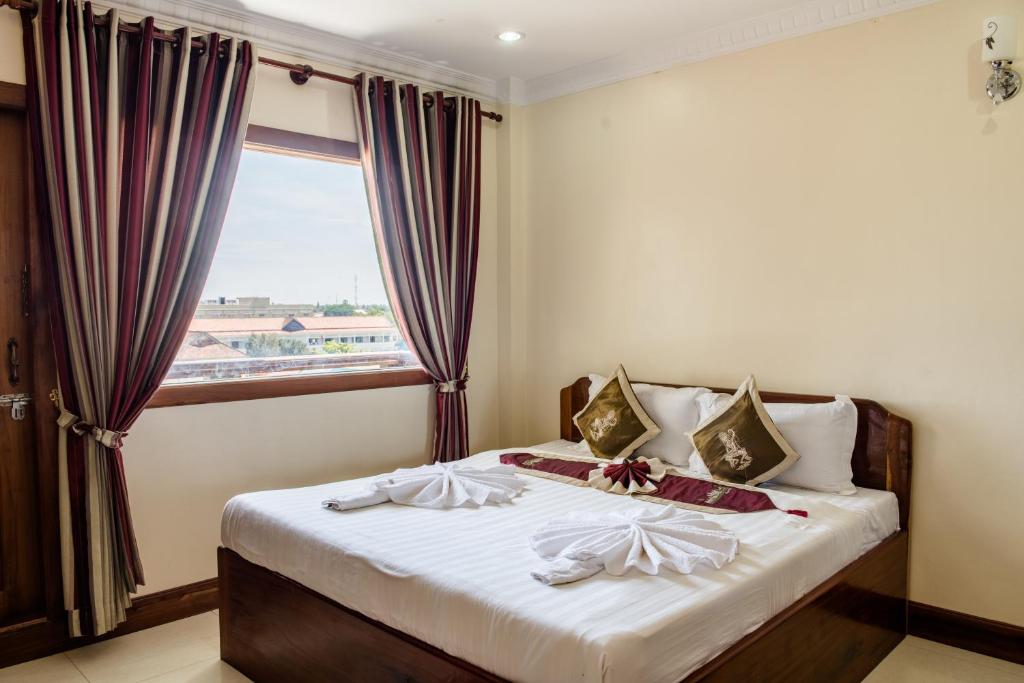 Postel nebo postele na pokoji v ubytování Seng Hout Hotel