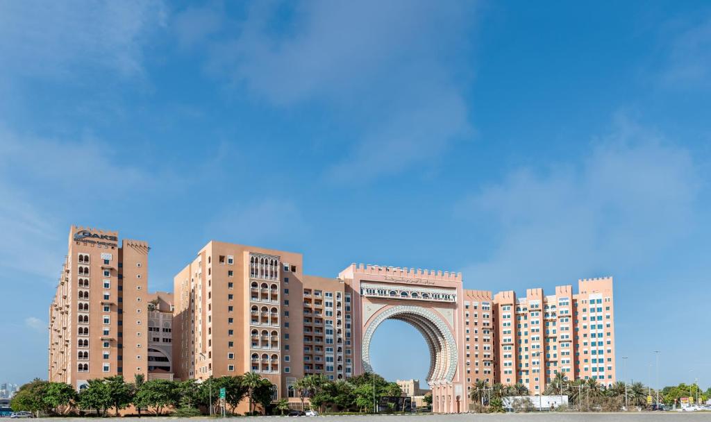d'un grand bâtiment avec une arche dans l'établissement Oaks Ibn Battuta Gate Dubai, à Dubaï