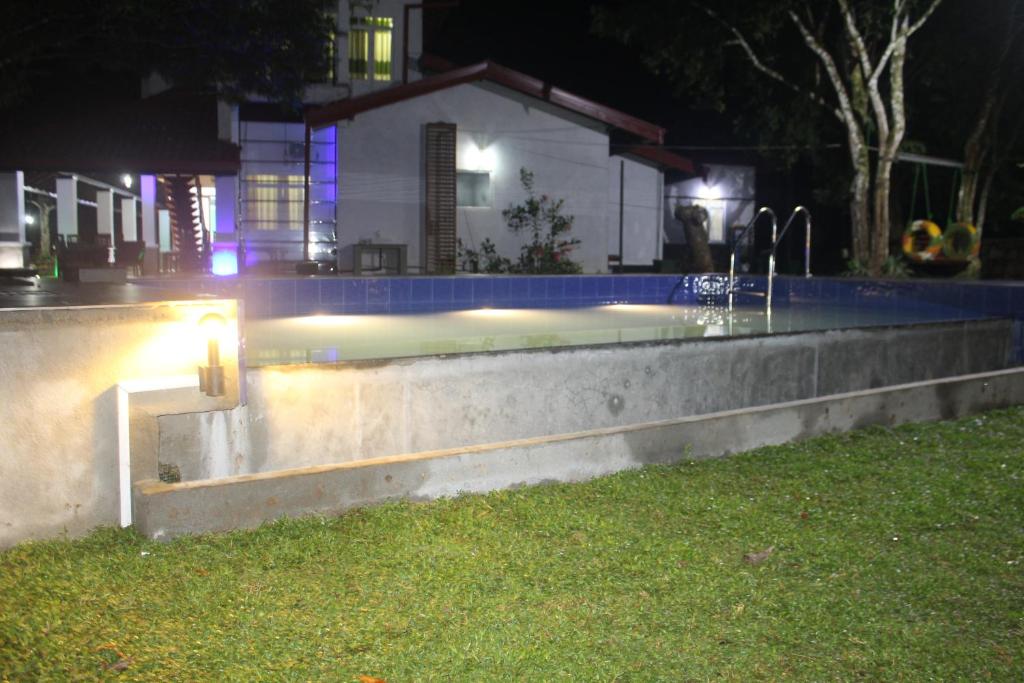 Bazén v ubytování Cogent Holiday Home nebo v jeho okolí