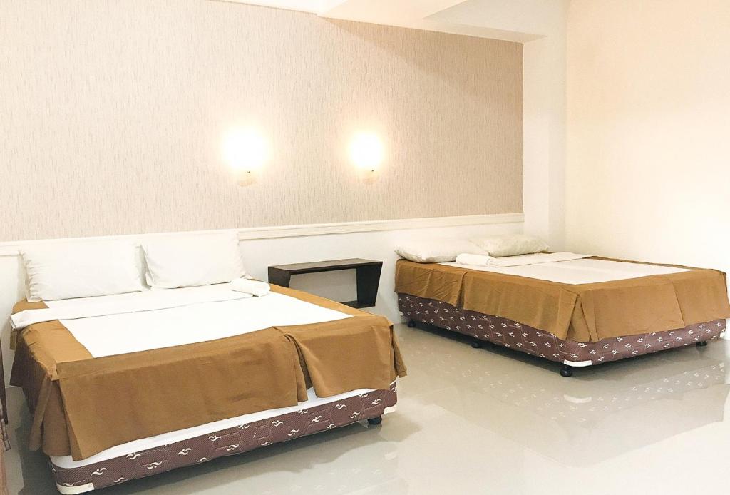 班塔延島的住宿－L and V Bantayan Guest House，一间客房内配有两张床的房间