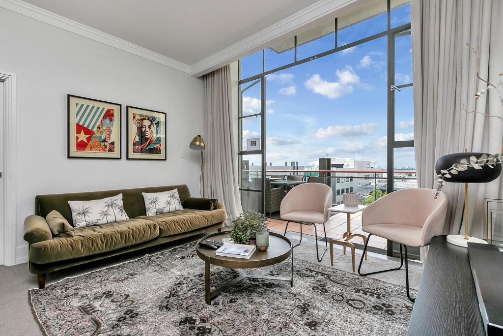 The Corporate's Selection + CP! - Resim 1