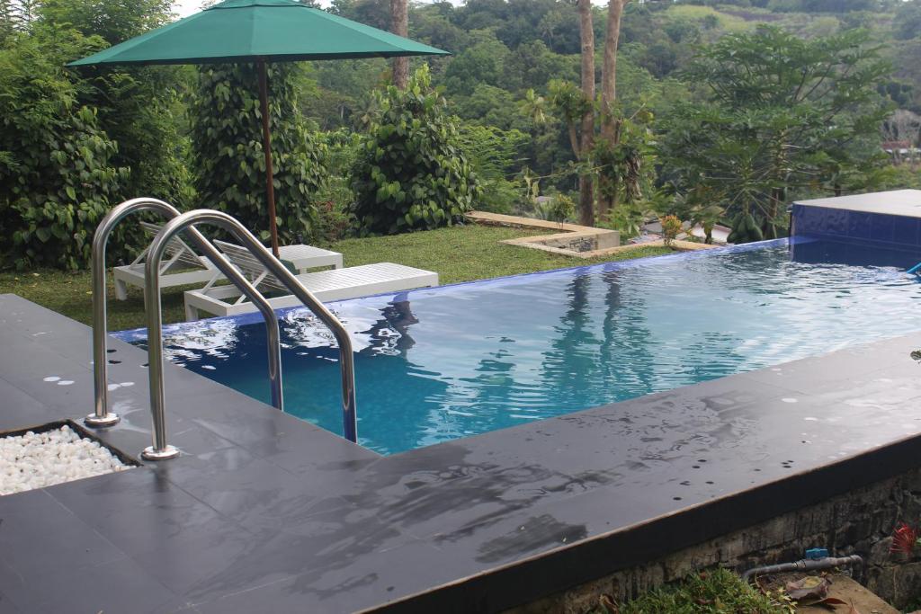 Bazén v ubytování Cogent Holiday Home nebo v jeho okolí