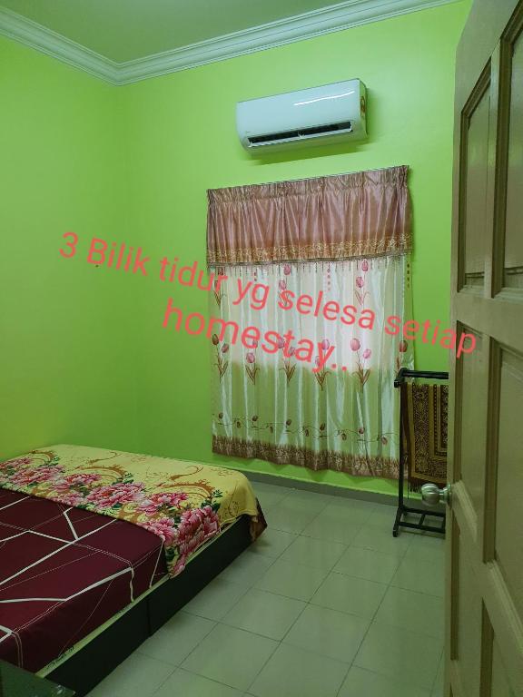 Postel nebo postele na pokoji v ubytování Teratak Nipah Homestay Teluk Nipah Pangkor