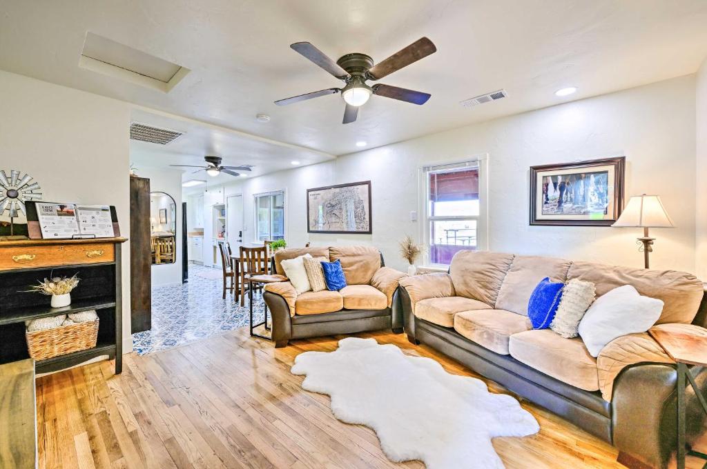 Χώρος καθιστικού στο Peaceful Ranch Home with Sierra Nevada Views