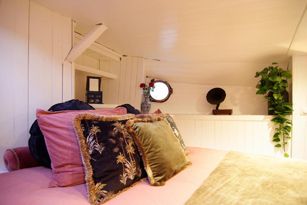 Posezení v ubytování Najade Eco Houseboat