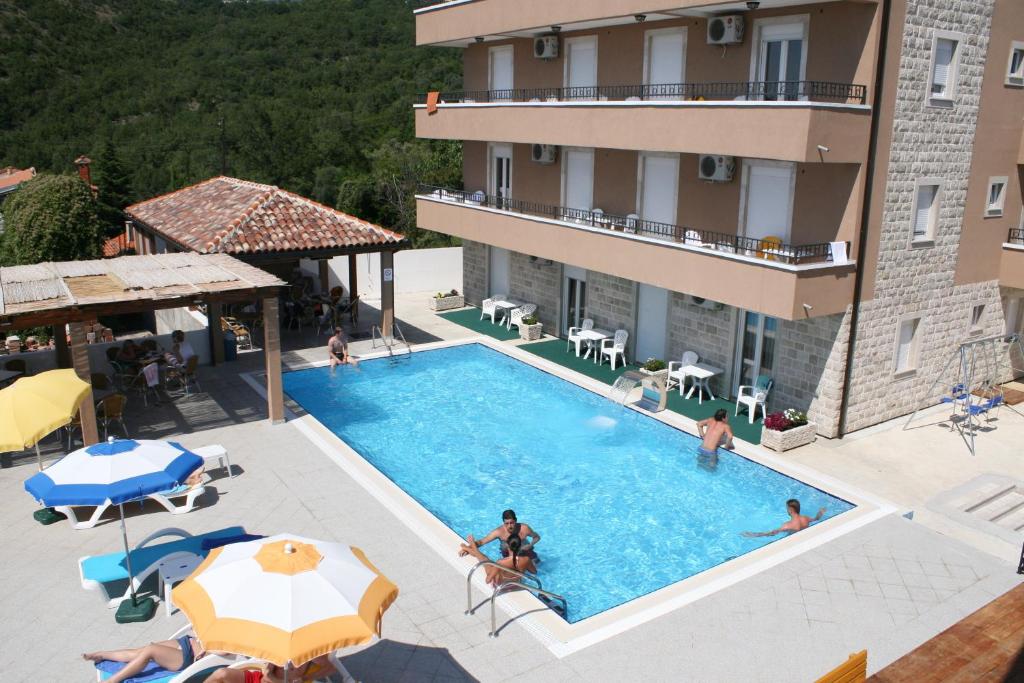 einen Blick über den Pool eines Hotels in der Unterkunft Apartments Đurašević in Sveti Stefan