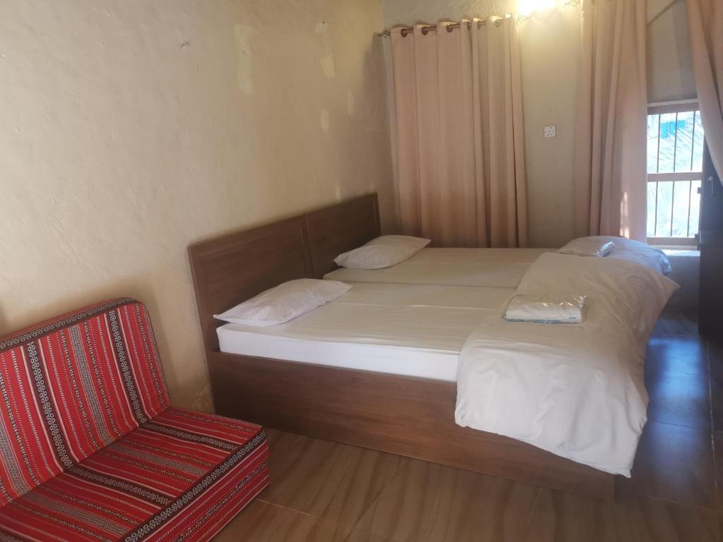 Postel nebo postele na pokoji v ubytování Misfah Old House
