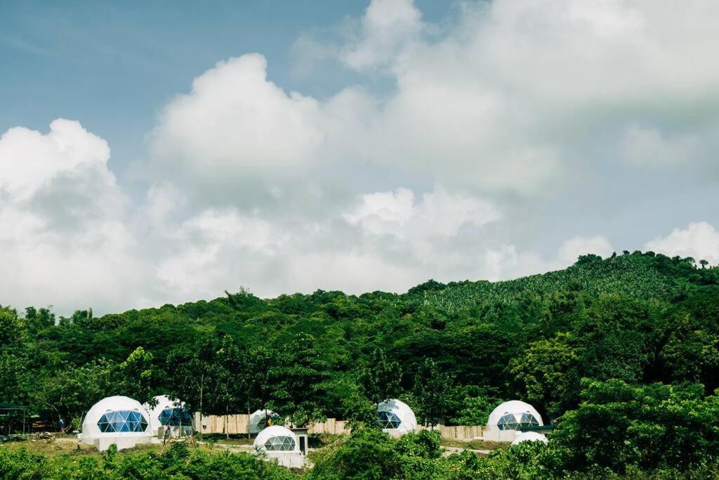 un grupo de cúpulas frente a una montaña en Family Getaway Dome Glamping w/ Private Hotspring, en Lubo