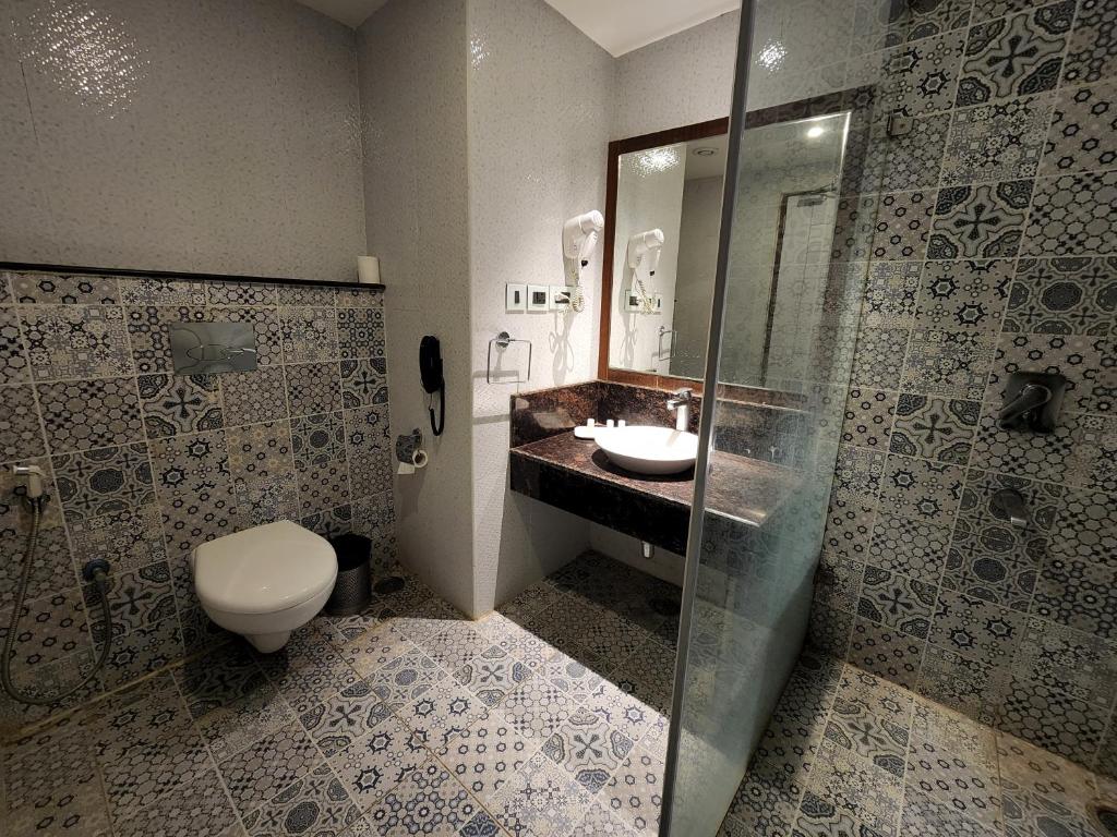 Koupelna v ubytování Hotel Preethi International