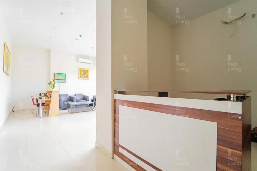 Letto o letti in una camera di RedLiving Apartemen Green Lake View Cimanggis - WIN Property