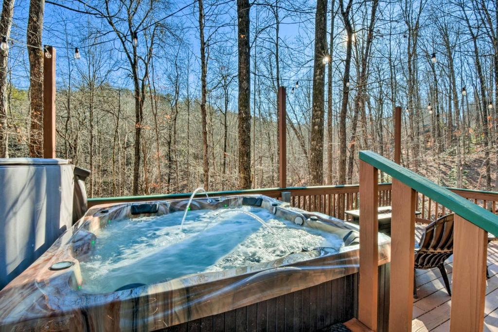 Dahlonega Cabin with Hot Tub, 4 Mi to Downtown!, Dahlonega – Updated 2024  Prices