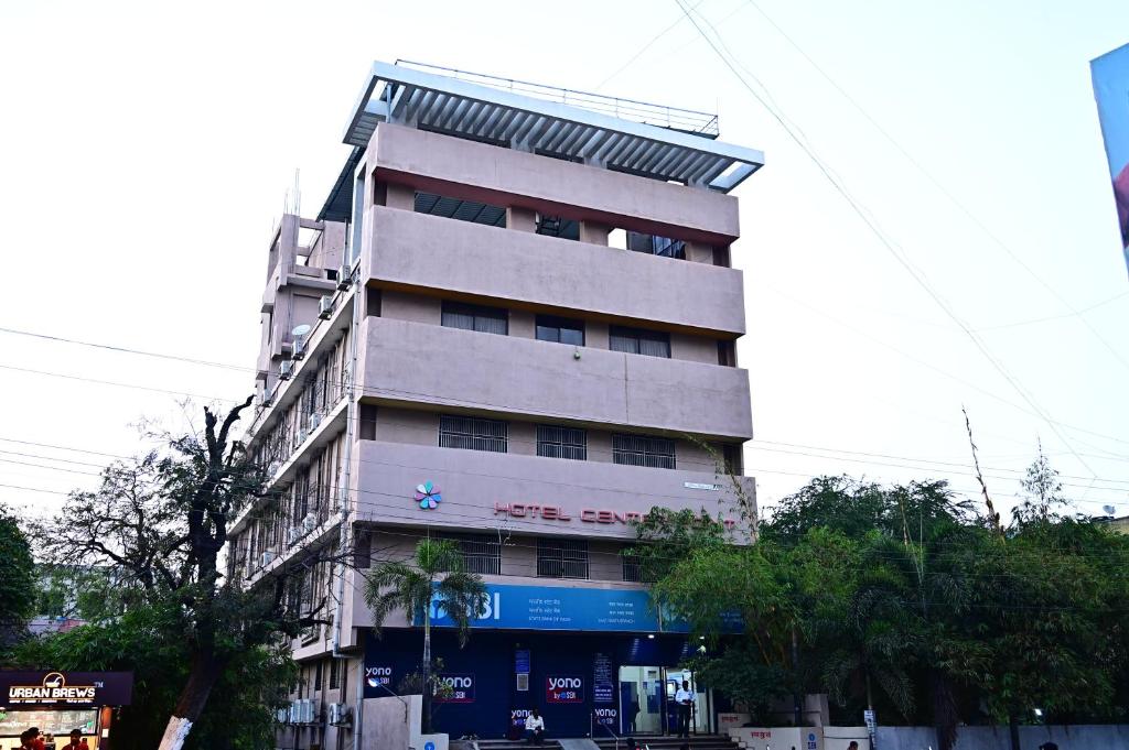 un edificio alto al lado de una calle en HOTEL CENTER POINT en Solāpur