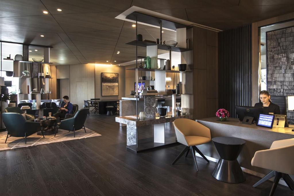 
Room with Lounge Access - King Bed
