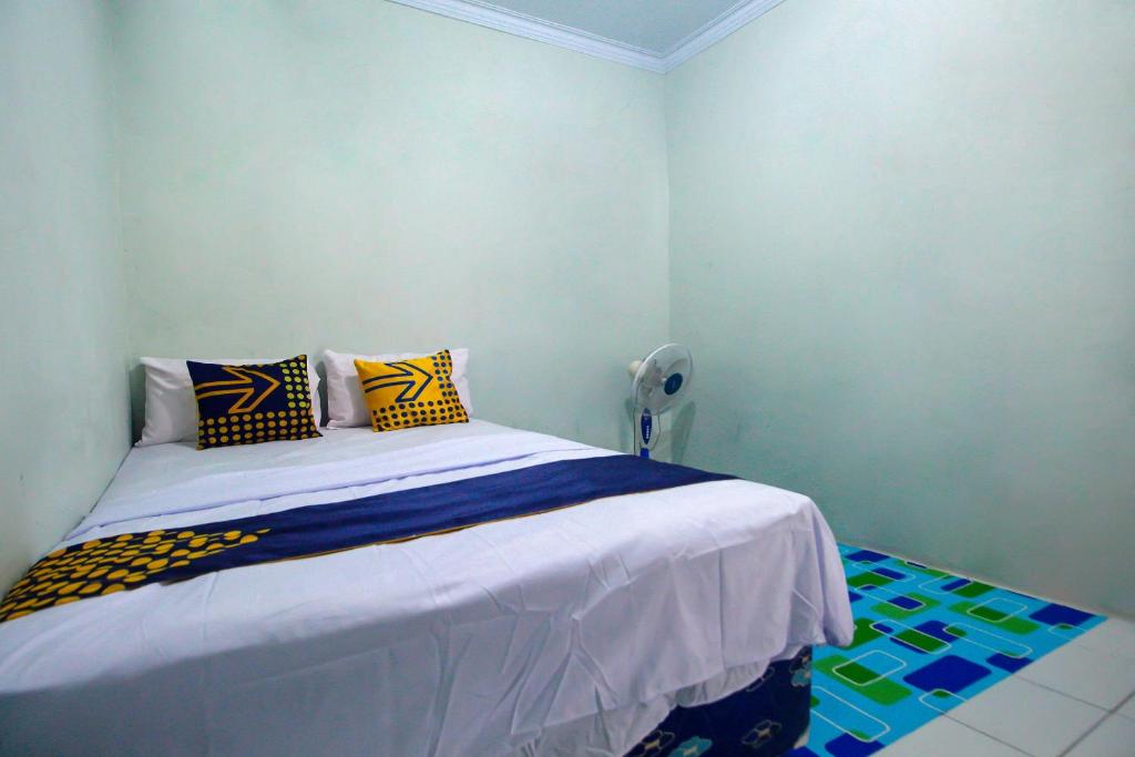 A bed or beds in a room at SPOT ON 92219 Pondok Karisma Syariah