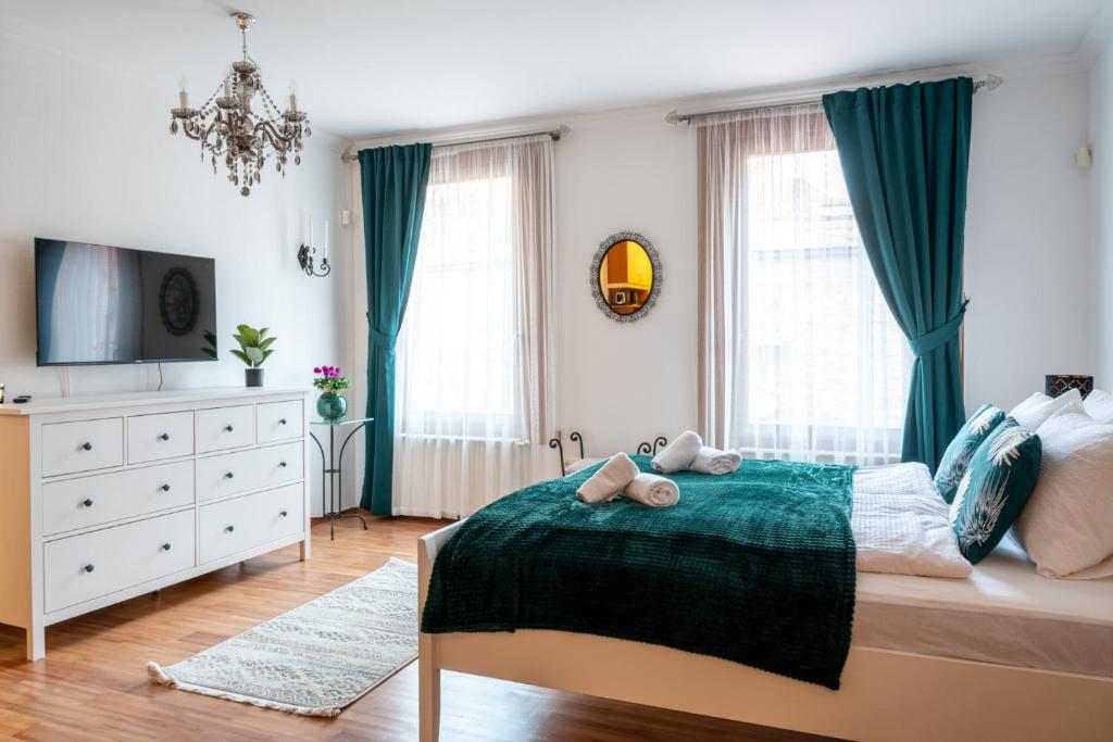 Un dormitorio con una cama con dos ositos de peluche. en Romantic Studio secret garden, en Budapest