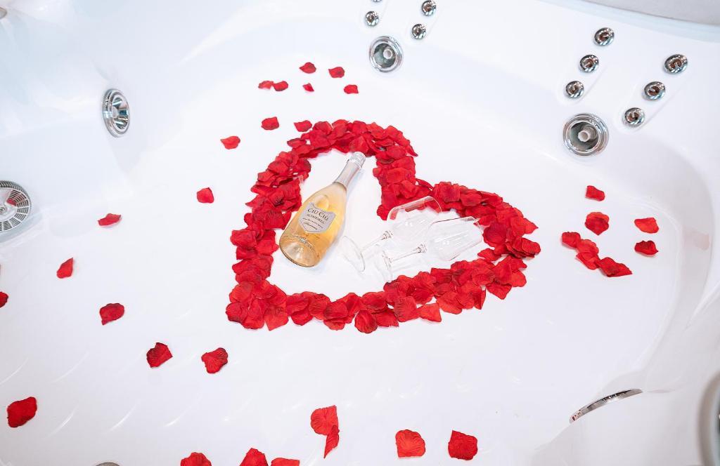 a number nine made of roses and hearts on a table at Hotel Johannes Vermeer Delft in Delft