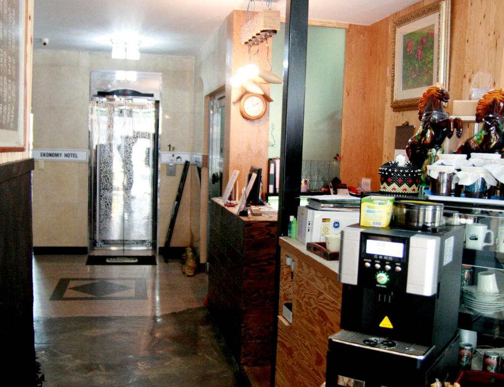 Ekonomy Hotel في موكبو: مطبخ مع كونتر فيه ماكينة قهوة