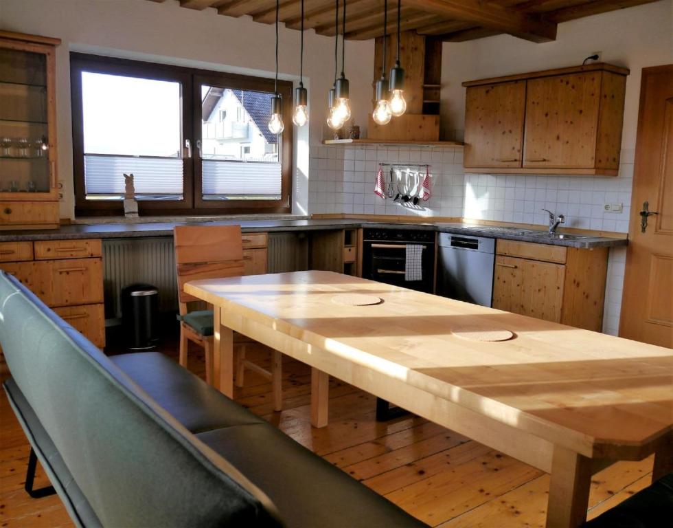 cocina con mesa de madera en Ferienhaus Kirchl, en Hohenau
