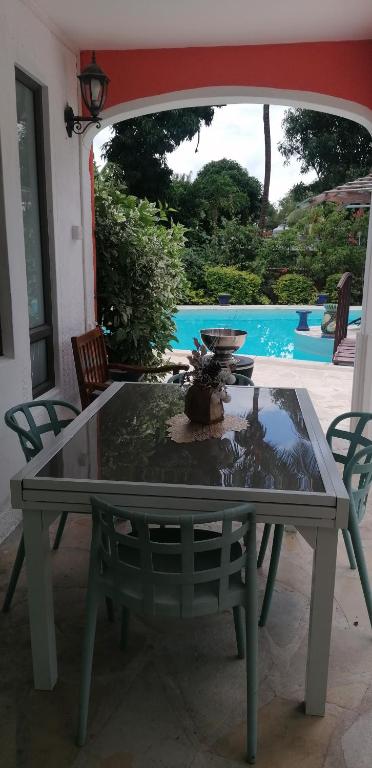 Bazén v ubytování Villa Tourelle of Paradise with bigPrivate Pool nebo v jeho okolí