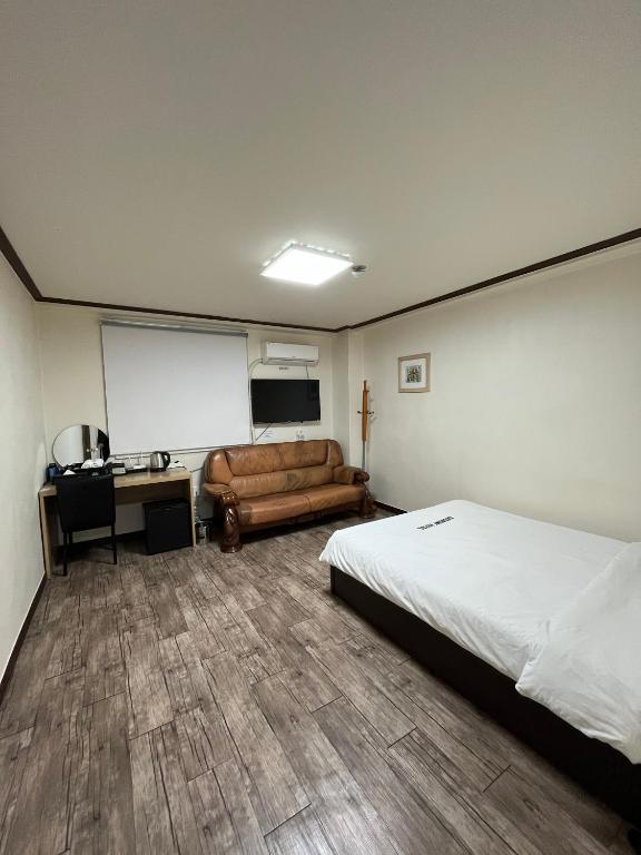 Postel nebo postele na pokoji v ubytování Ekonomy Hotel