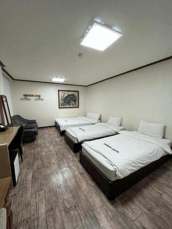 Postel nebo postele na pokoji v ubytování Ekonomy Hotel