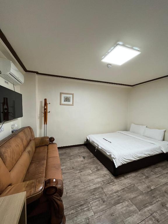 Postel nebo postele na pokoji v ubytování Ekonomy Hotel