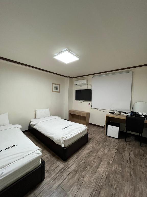 Postel nebo postele na pokoji v ubytování Ekonomy Hotel