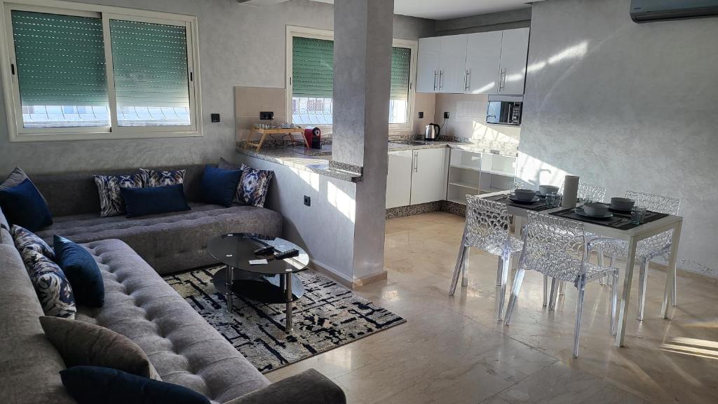 - un salon avec un canapé et une table dans l'établissement Anfa Studio 1, à Casablanca