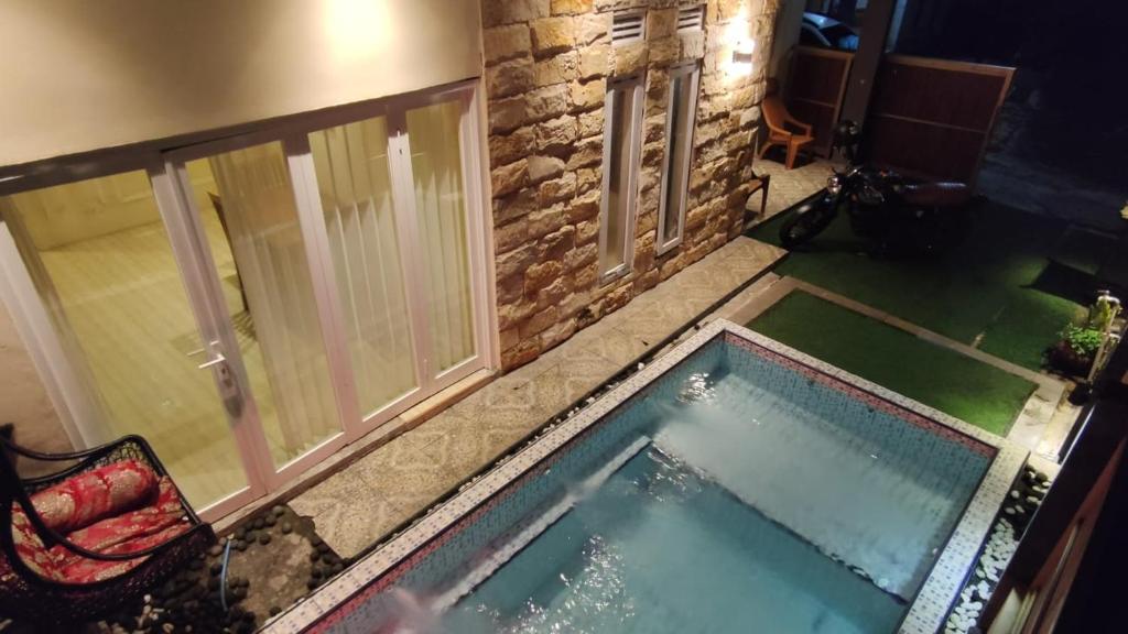 Bazén v ubytování Puncak Pinus and Pool nebo v jeho okolí