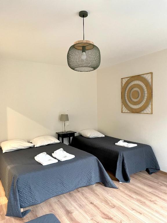 Postel nebo postele na pokoji v ubytování Hôtel Patricia - Strasbourg Hyper Centre