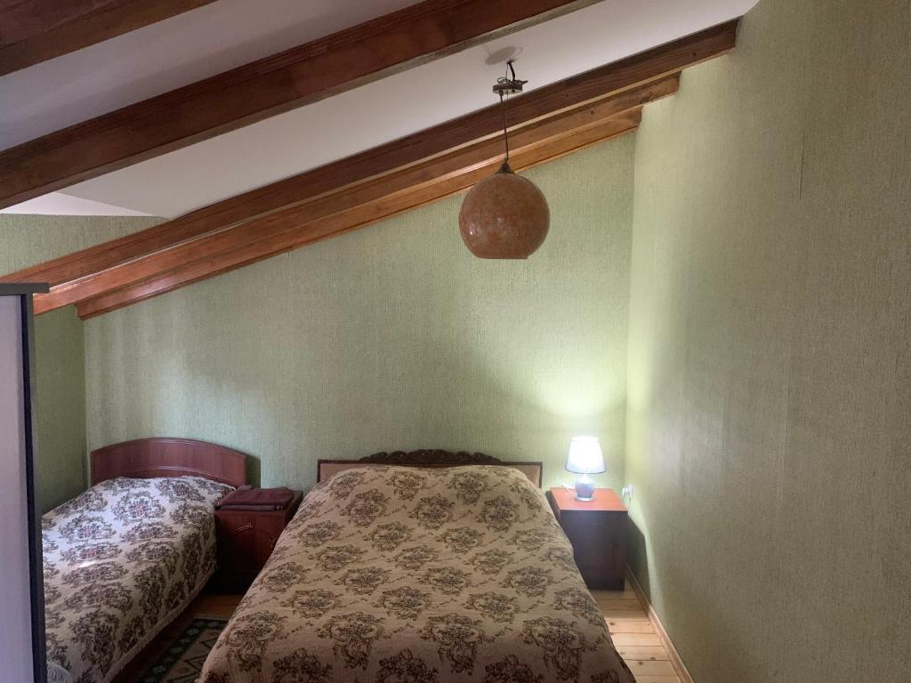 Postel nebo postele na pokoji v ubytování Zandarashvili Guest House
