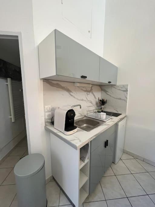 Kuchyňa alebo kuchynka v ubytovaní "La maison Fabrin" Appart N4 Arles centre