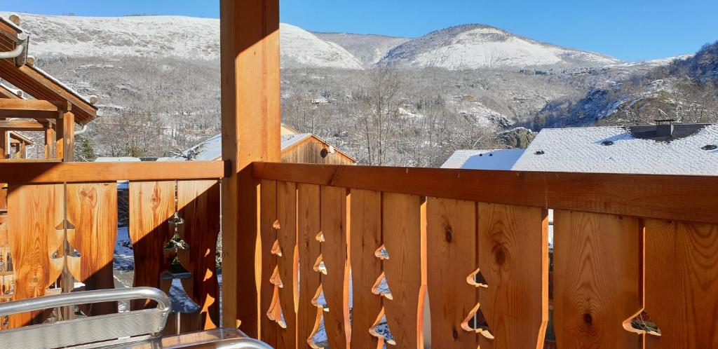 Elle comprend un balcon en bois offrant une vue sur les montagnes. dans l'établissement Domaine de la Vallée d'Ax, à Ax-les-Thermes
