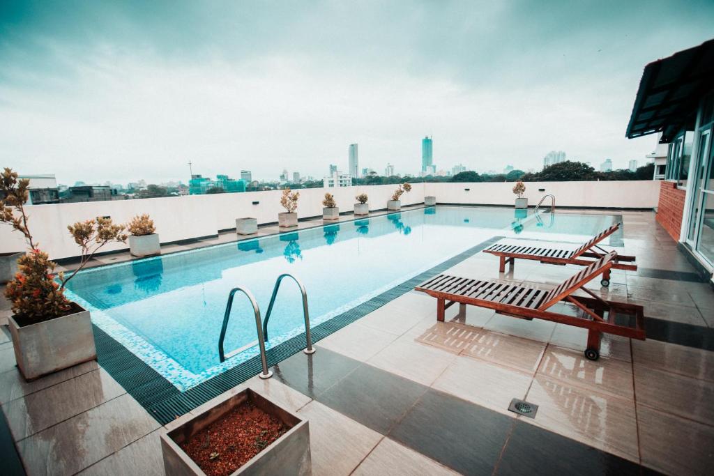 ein Pool auf dem Dach eines Gebäudes in der Unterkunft Asian Residencies @ Trillium, Colombo 7 in Colombo