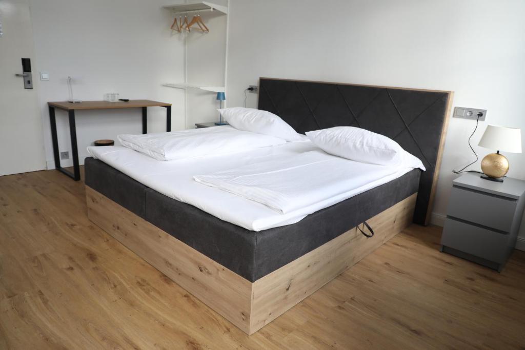 Postel nebo postele na pokoji v ubytování Art Hotel Charlottenburger Hof Berlin