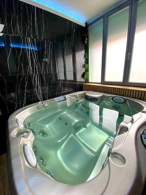 Fotografia z galérie ubytovania Maison Romantique/Jacuzzi v destinácii Valenciennes