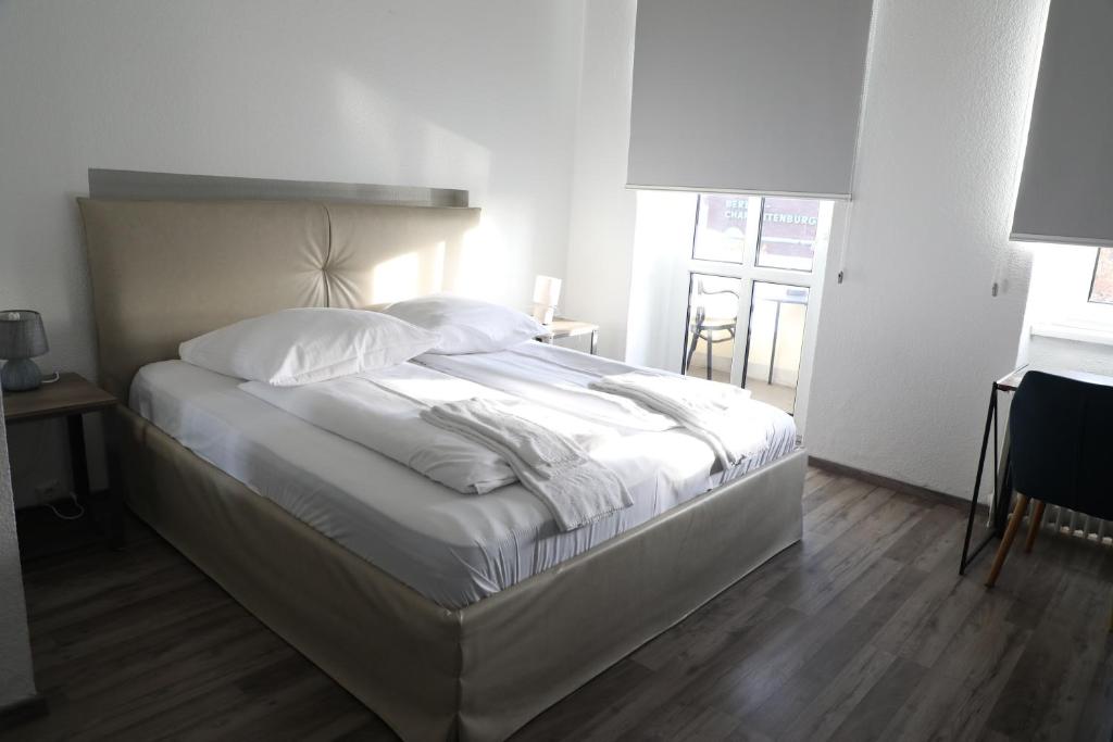 Postel nebo postele na pokoji v ubytování Art Hotel Charlottenburger Hof Berlin
