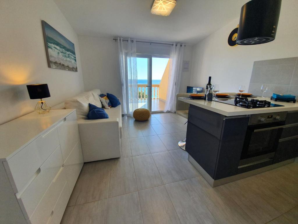 Kuchyň nebo kuchyňský kout v ubytování Comfortable family apt Iris 20m from beach in Mandre