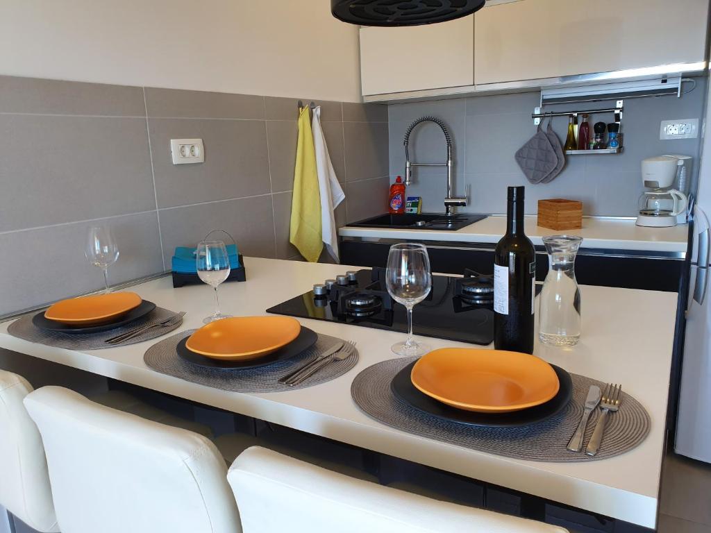 Kuchyň nebo kuchyňský kout v ubytování Comfortable family apt Iris 20m from beach in Mandre