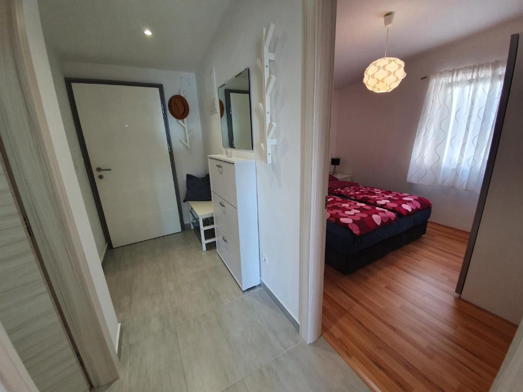 Postel nebo postele na pokoji v ubytování Comfortable family apt Iris 20m from beach in Mandre