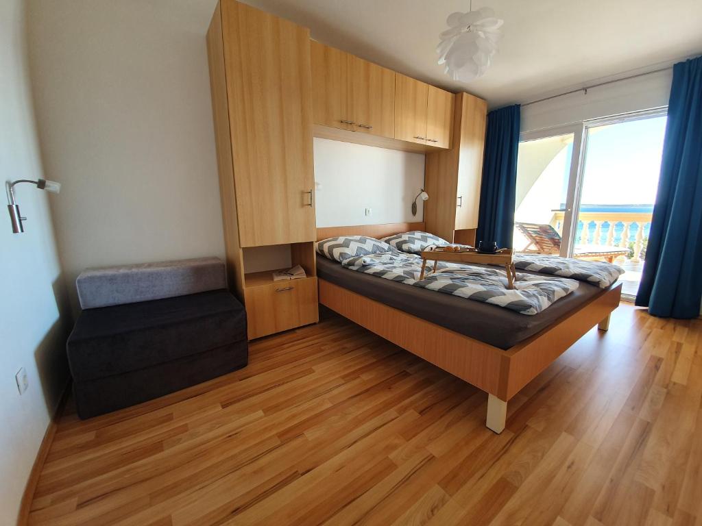 Postel nebo postele na pokoji v ubytování Comfortable family apt Iris 20m from beach in Mandre