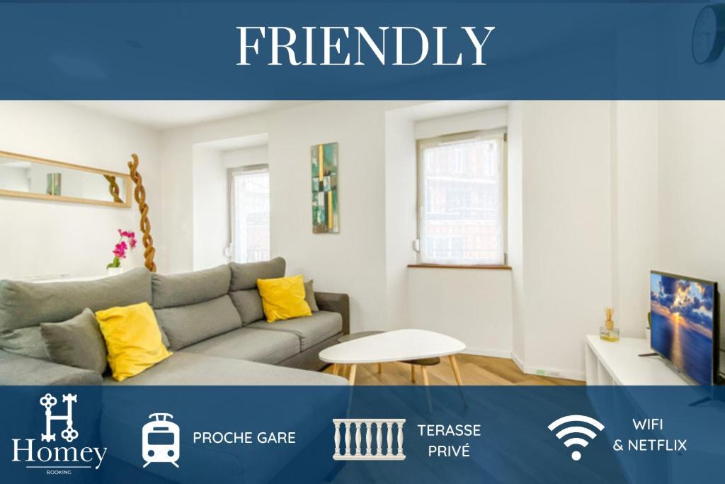 - un salon avec un canapé et une table dans l'établissement HOMEY FRIENDLY - Proche Gare - Terrasse privée - Wifi, à La Roche-sur-Foron