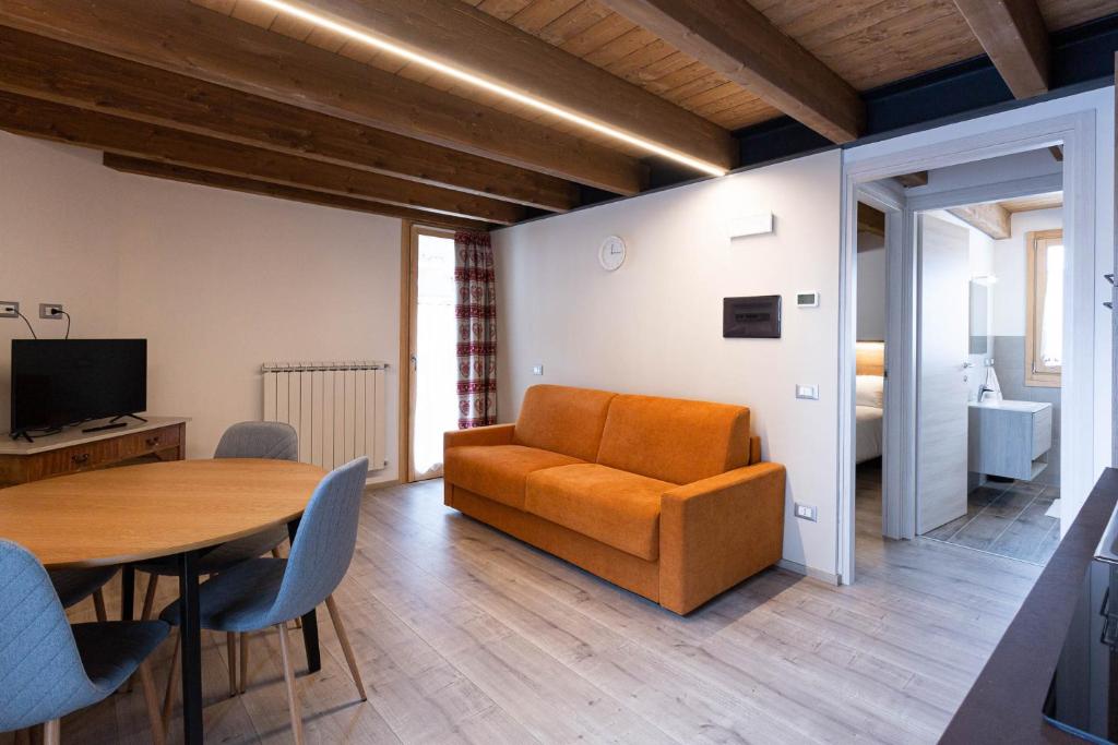 アプリーカにあるResidence Villa Brioschiのリビングルーム(オレンジ色のソファ、テーブル付)