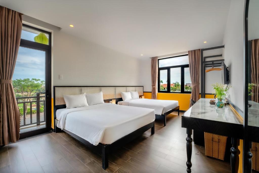 Postel nebo postele na pokoji v ubytování Hoi An Ivy Hotel