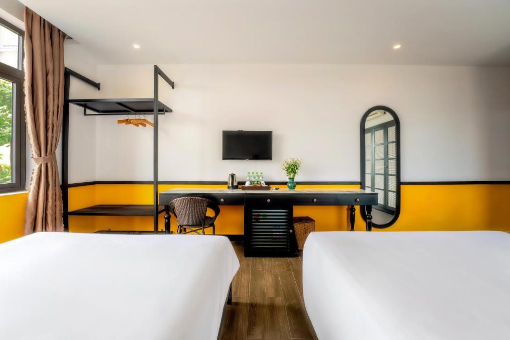 Postel nebo postele na pokoji v ubytování Hoi An Ivy Hotel