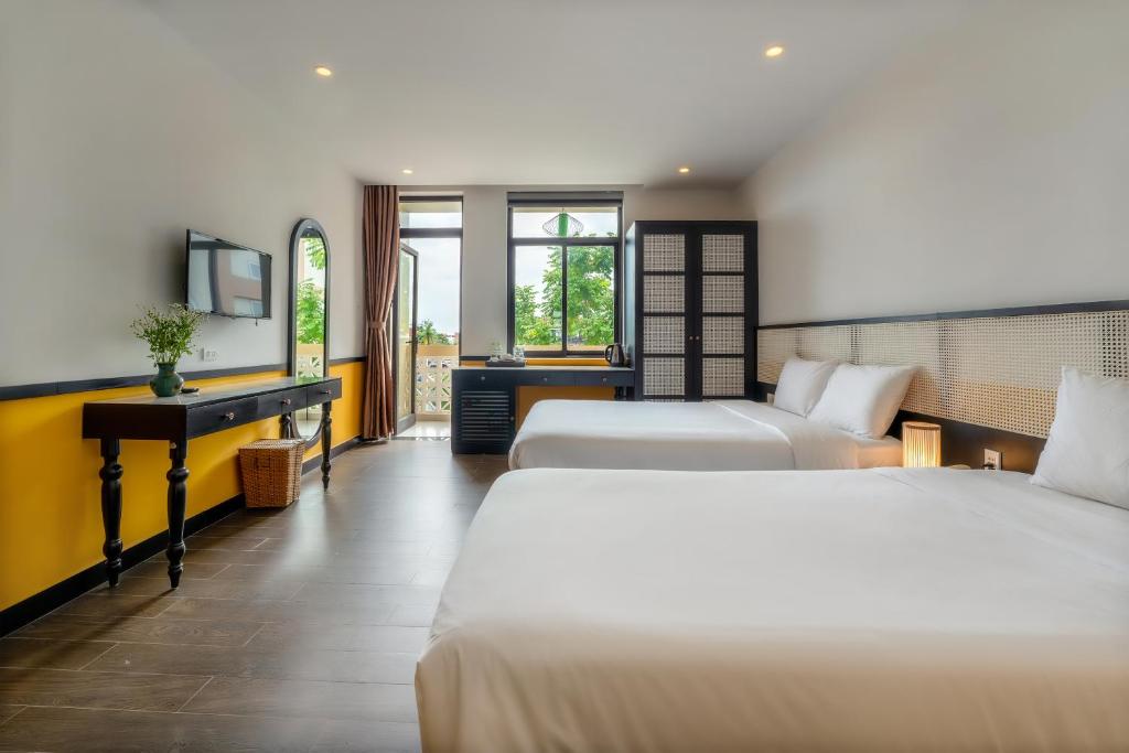 Postel nebo postele na pokoji v ubytování Hoi An Ivy Hotel